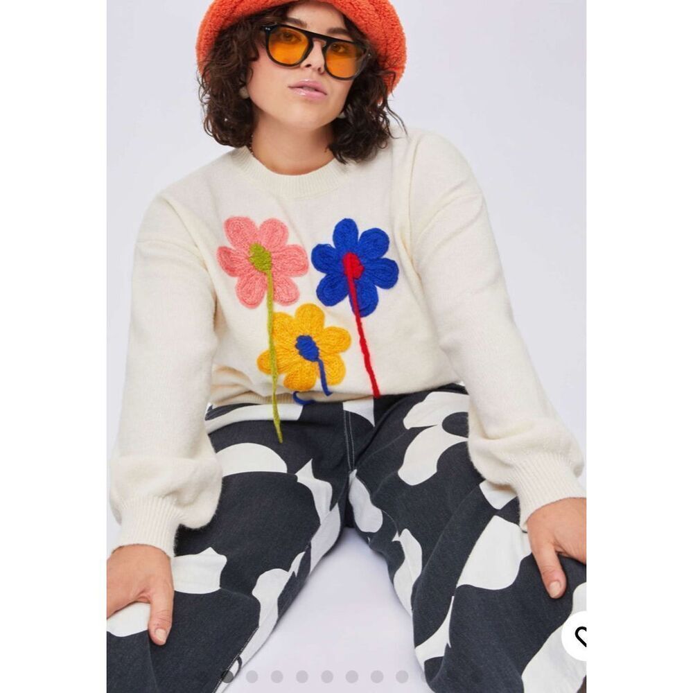 Cider cream colored sweater with crocheted floral appliqués - M